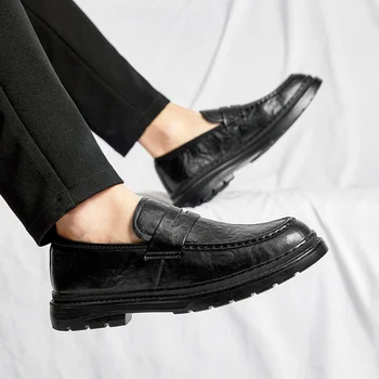 Italyan 2023 Erkekler rahat ayakkabılar Lüks Marka Rahat Resmi Loafer'lar üzerinde Kayma Erkekler Moccasins Siyah Erkek sürüş ayakkabısı