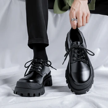 Orijinal Tasarım 2023 Yeni İngiliz Tarzı Patent deri erkek ayakkabısı Siyah Hombre Yüksekliği artan ayakkabı Dantel-Up İş Rahat