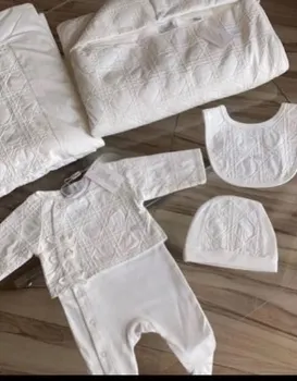 Stokta Yeni Bebek Beyaz tulum takımı+Önlük + Şapka Bebek Kız Romper Giyim Seti Bebek Erkek Tulumlar Yenidoğan Footies