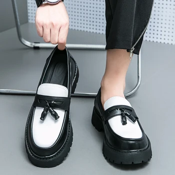 Ilkbahar Sonbahar Yeni İngiliz Tarzı Slip-On loafer ayakkabılar erkekler İçin Beyaz Siyah Karışık Renk Hombre Yüksekliği artan deri ayakkabı
