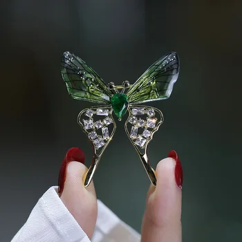Kadın Moda Beyaz Kristal Sevimli Kelebek Broş Kadınlar İçin Lüks Sarı Altın Renk Alaşım Hayvan Broş Emniyet Pimleri
